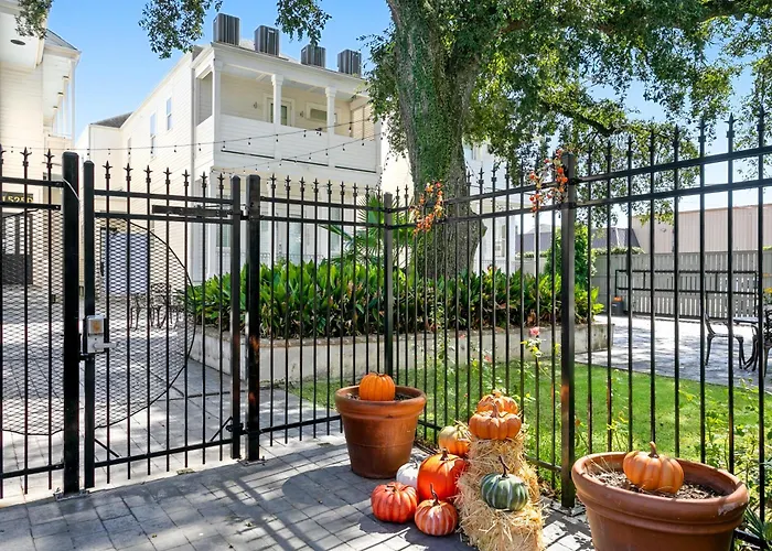 Modern 2Br On Carondelet By Hosteeva