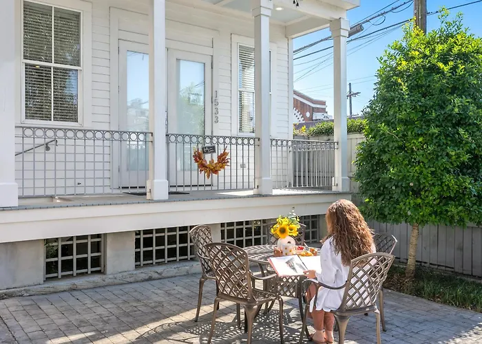 Modern 2Br On Carondelet By Hosteeva