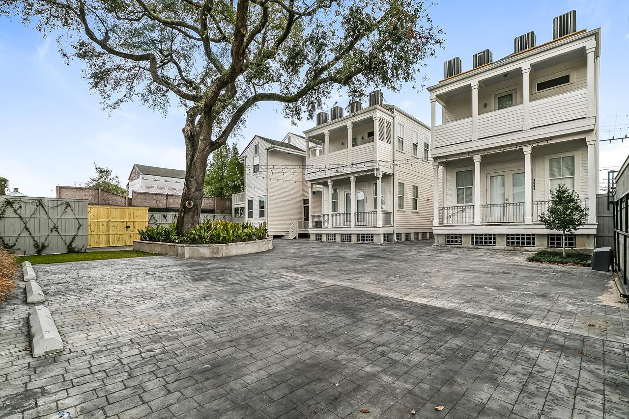 Modern 2br On Carondelet By Hosteeva